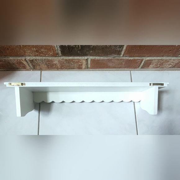 Scalloped White Wood Farmhouse Wall Shelf with Plate Groove - Picture 4 of 6